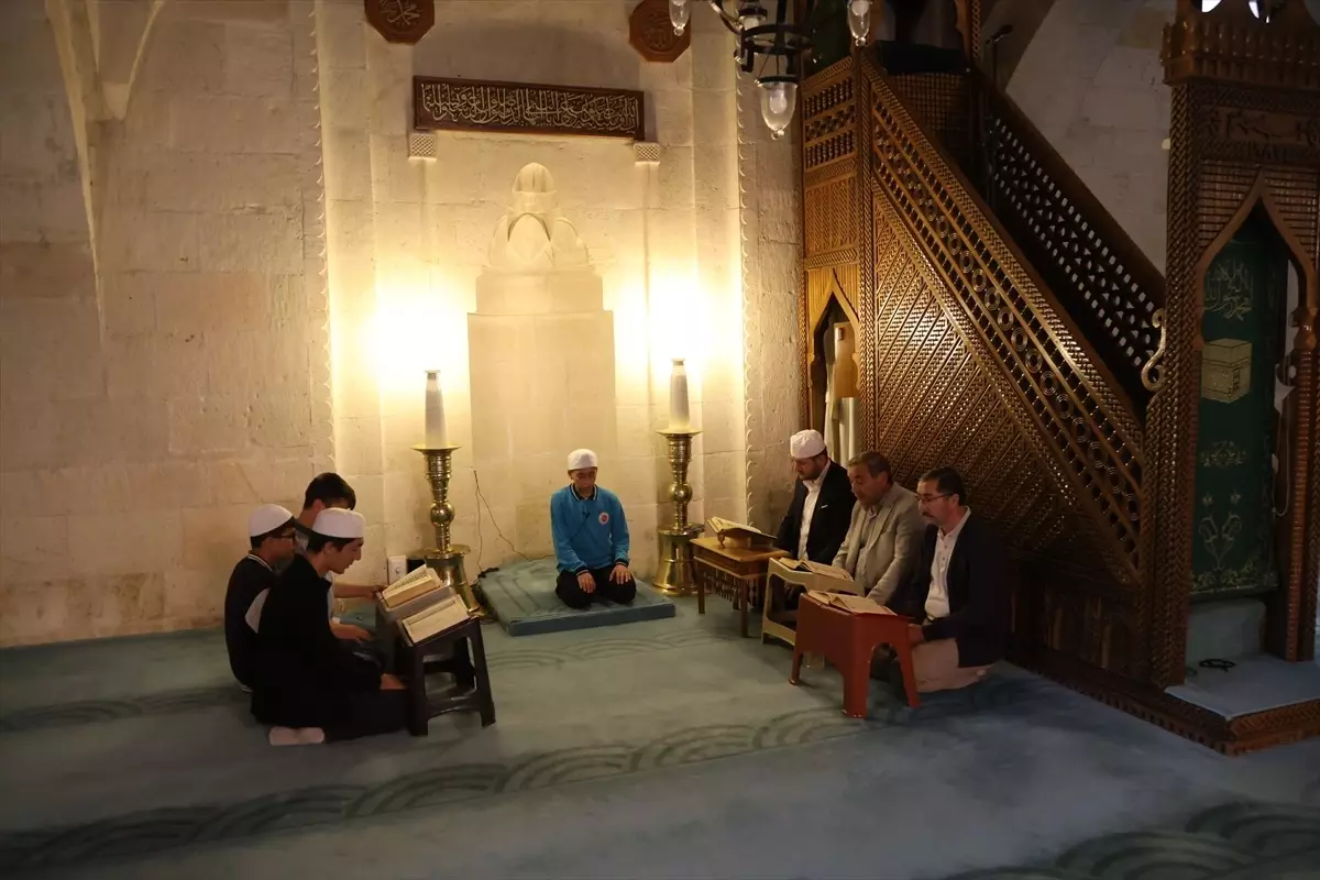 Bayburt'ta Hafızlık Eğitimi Tamamlayan Abdulhamit Yılmaz, Kur'an'ı Bir Günde Hatmetti