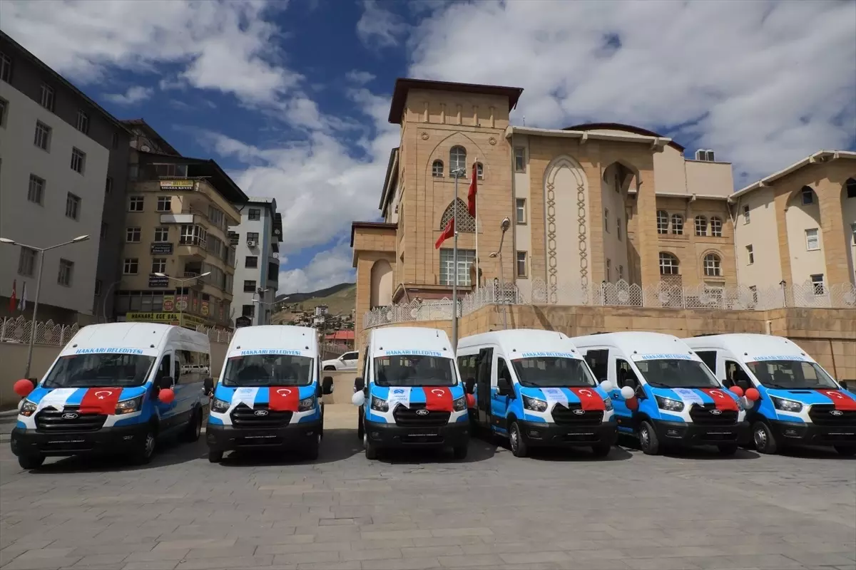 Hakkari Belediyesi Yeni Minibüsleri Tanıttı