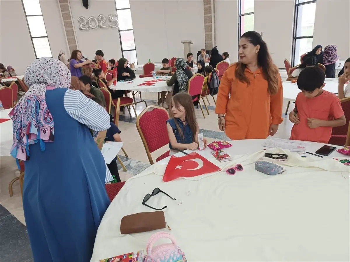 Hakkari'de Çocuklara Yönelik 15 Temmuz Temalı Yarışma Düzenlendi