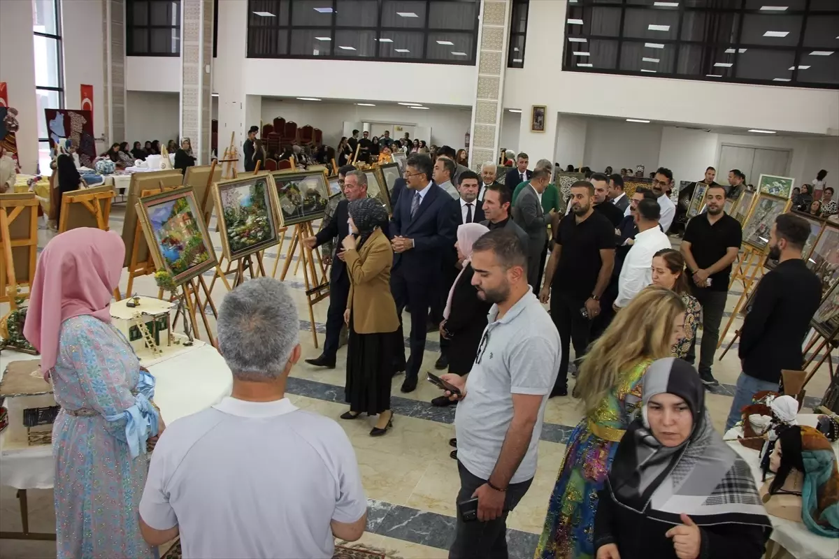 Hakkari'de Aile Destek Merkezi Kursiyerlerinin Ürünleri Sergilendi