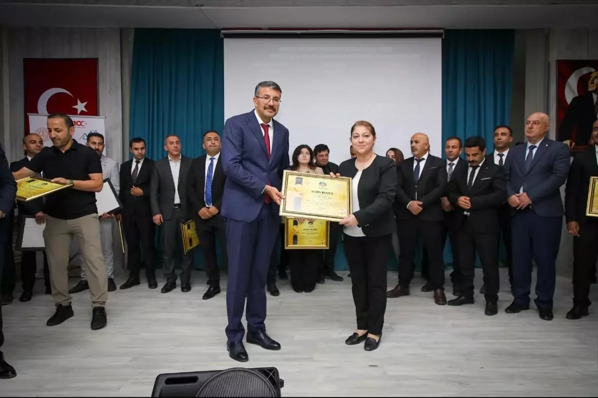Hakkari'de Eğitimde Altın Rozet Töreni