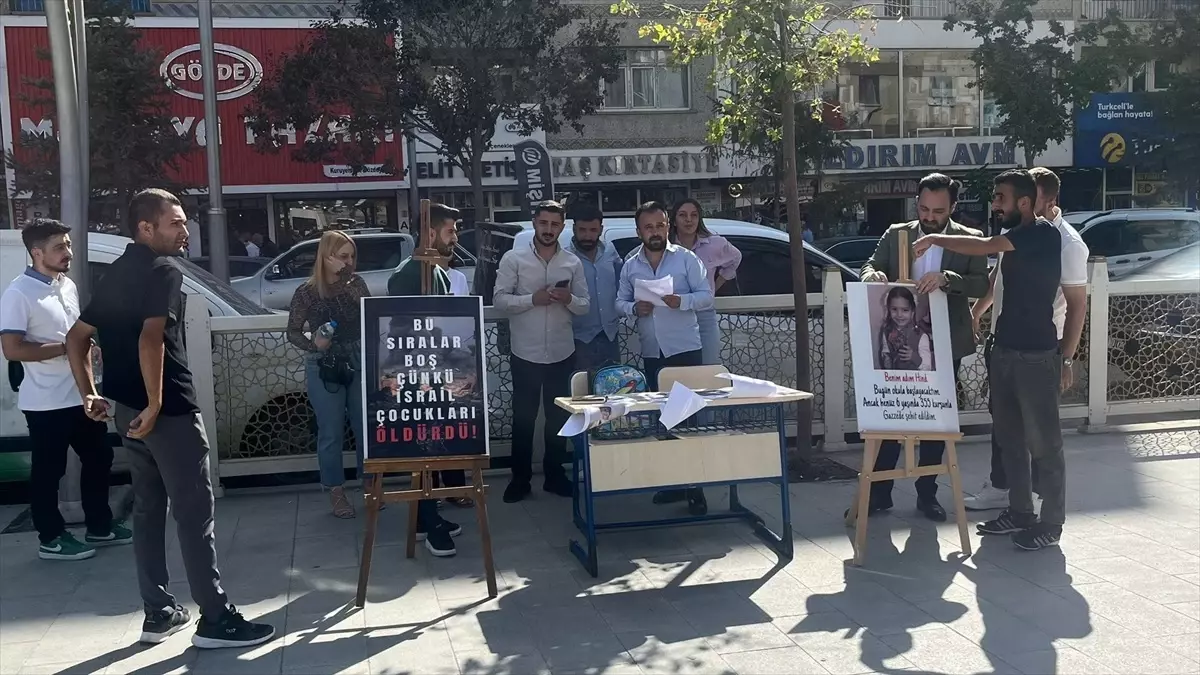 AK Parti Hakkari Gençlik Kolları'ndan Gazzeli Çocuklar İçin 'Boş Sıralar' Etkinliği