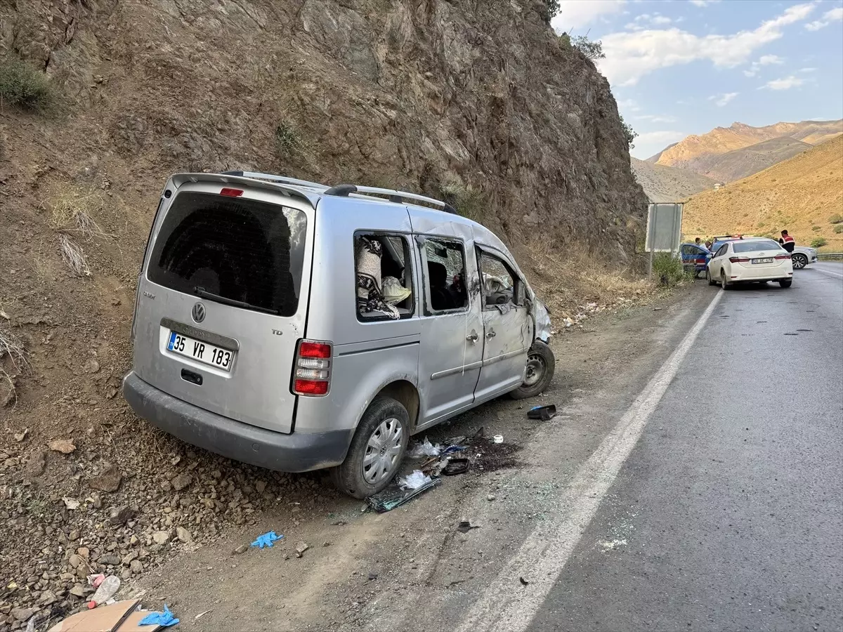 Hakkari'de Hafif Ticari Araç Devrildi: 5 Yaralı