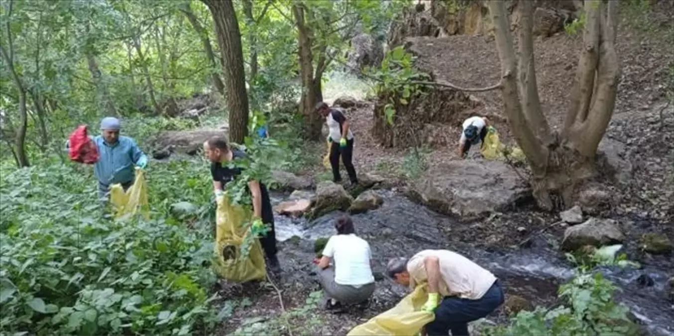 Hakkari'de Doğaseverlerden Şelale Temizliği