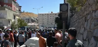 Hakkari'de Freni Boşalan Çekici, 6 Araca Çarptı