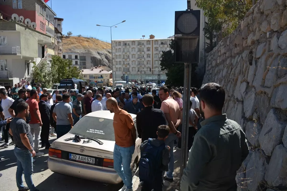 Hakkari'de Freni Boşalan Çekici, 6 Araca Çarptı