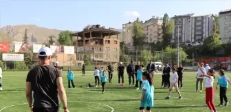 Hakkari'de Geleneksel Çocuk Oyunları ve Spor Şenliği Düzenlendi