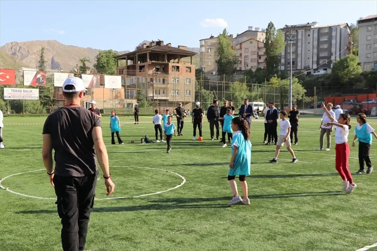 Hakkari'de Geleneksel Çocuk Oyunları ve Spor Şenliği Düzenlendi