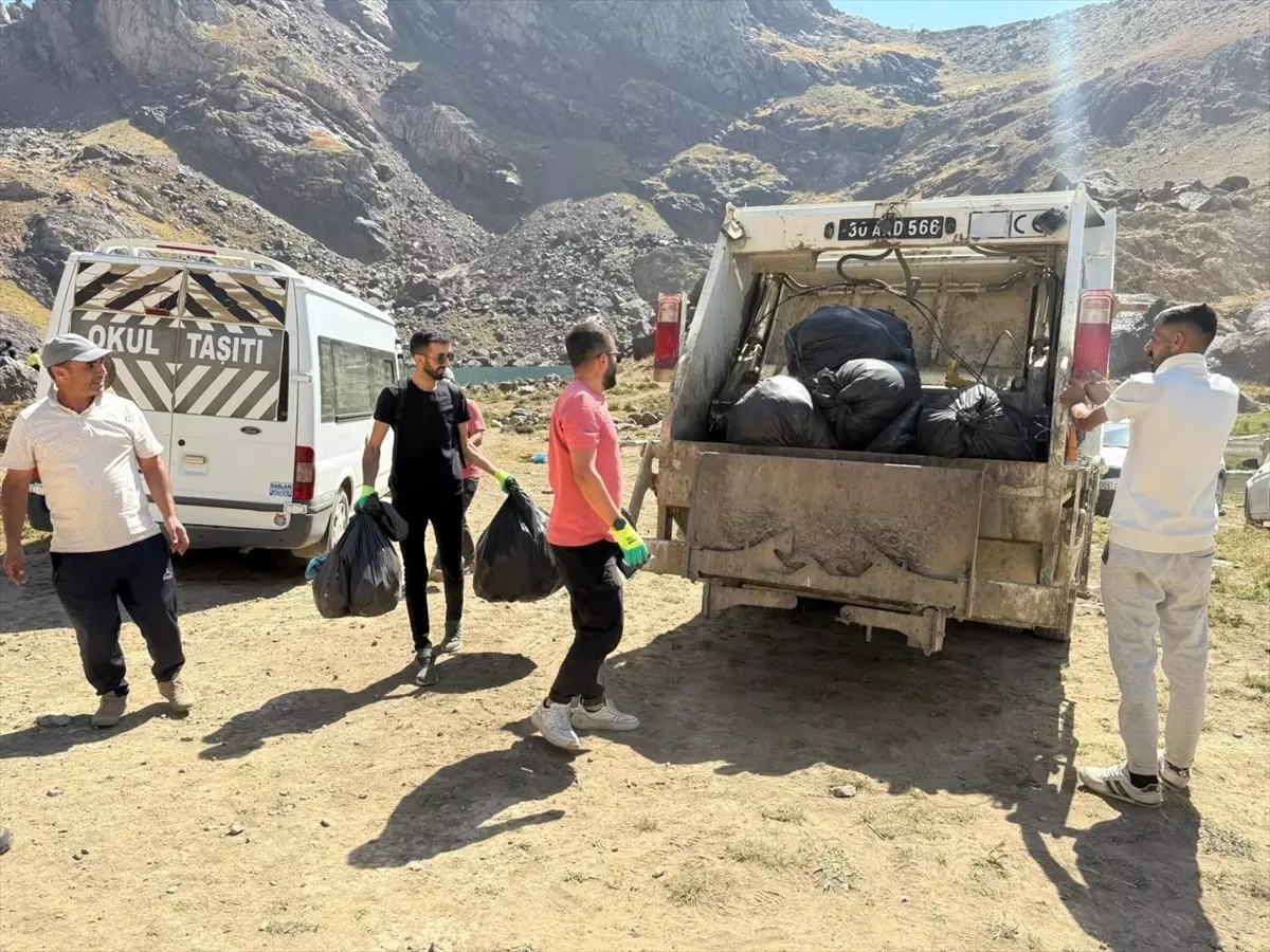 Yüksekova'da Doğaseverlerden Temizlik Etkinliği