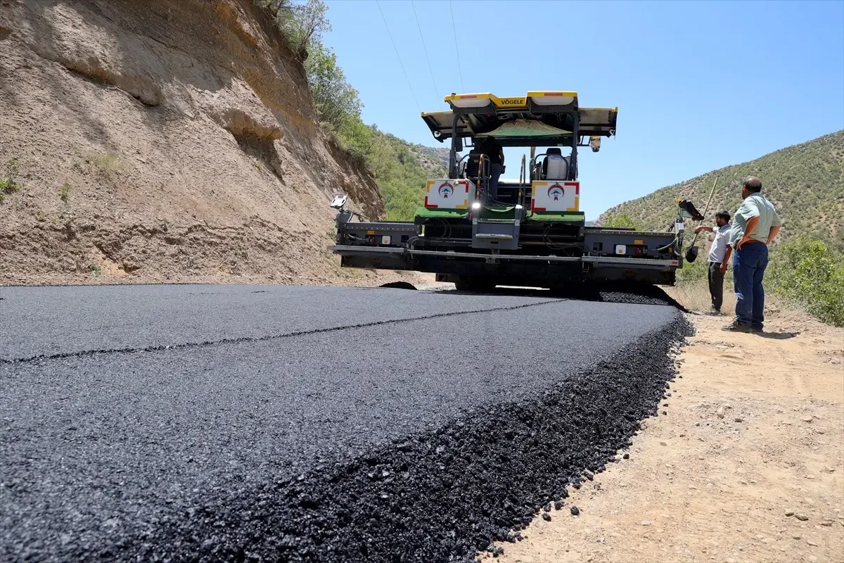 Hakkari'de 100 Kilometre Köy Yolu Sıcak Asfaltla Kaplanacak