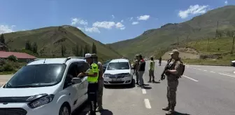 Yüksekova'da Jandarma Trafik Kontrolü: 189 Araç Denetlendi