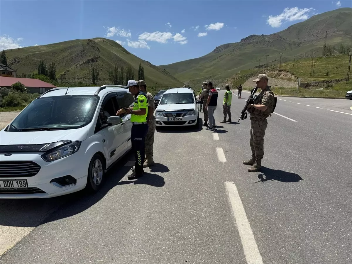 Yüksekova'da Jandarma Trafik Kontrolü: 189 Araç Denetlendi