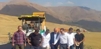 Hakkari'de Köy Yolları Sıcak Asfaltla Kaplanıyor