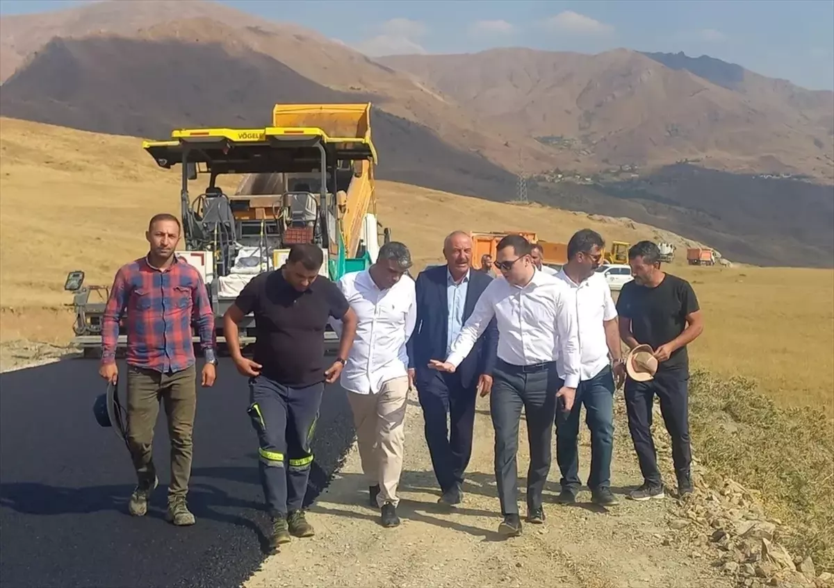 Hakkari'de Köy Yolları Sıcak Asfaltla Kaplanıyor