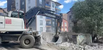 Hakkari'de Metruk Binaların Yıkım Çalışmaları Devam Ediyor