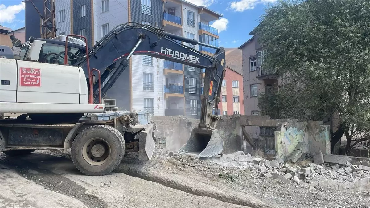 Hakkari'de Metruk Binaların Yıkım Çalışmaları Devam Ediyor