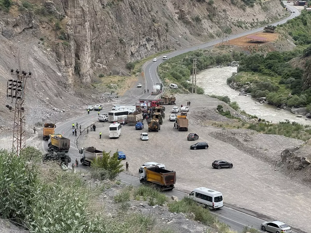Hakkari'de Askeri Midibüs Devrildi: 12 Yaralı