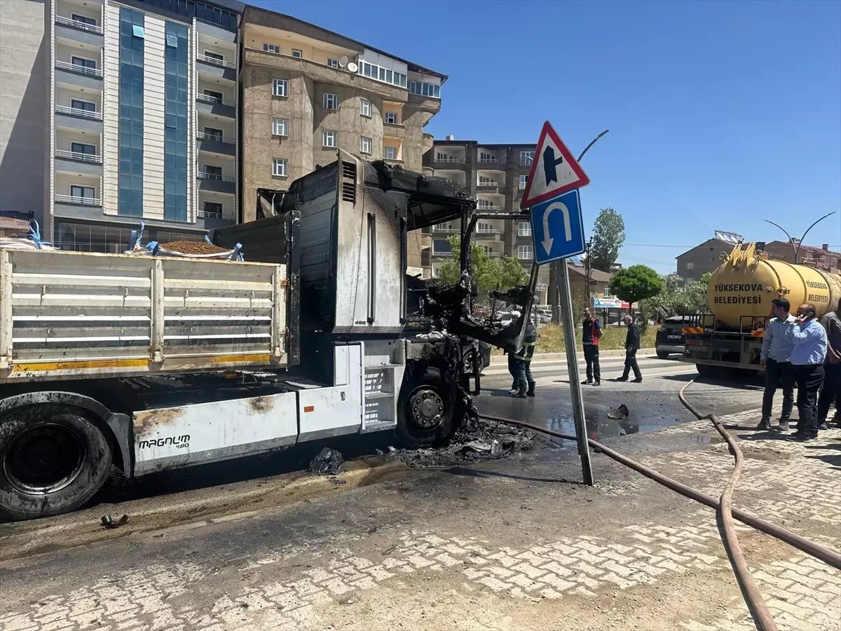 Yüksekova'da Tır Yangını Korkuttu