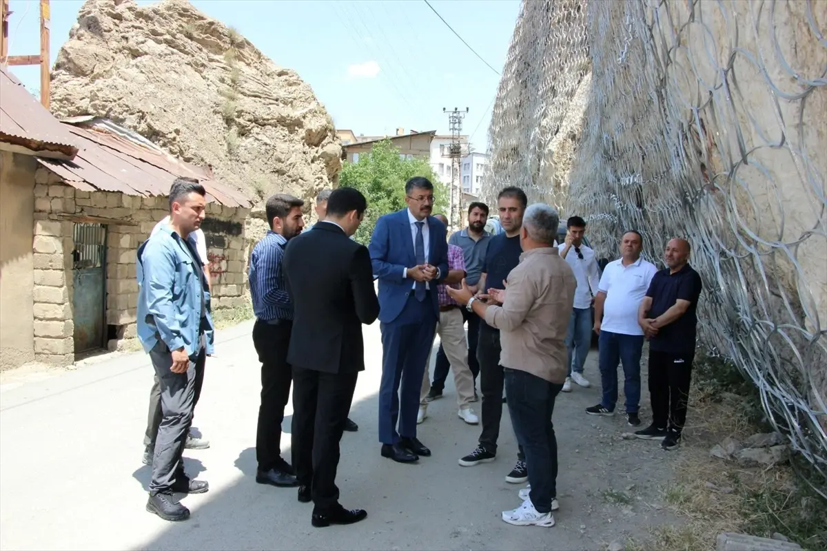 Hakkari'de Mir Kalesi'nde Kaya Islahı Çalışmaları Başlatıldı