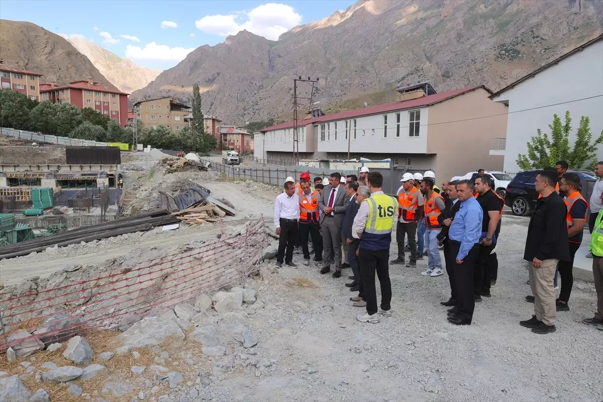 Hakkari'de Sismik İzolatörlü Kadın Doğum ve Çocuk Hastanesi İnşaatı İncelendi
