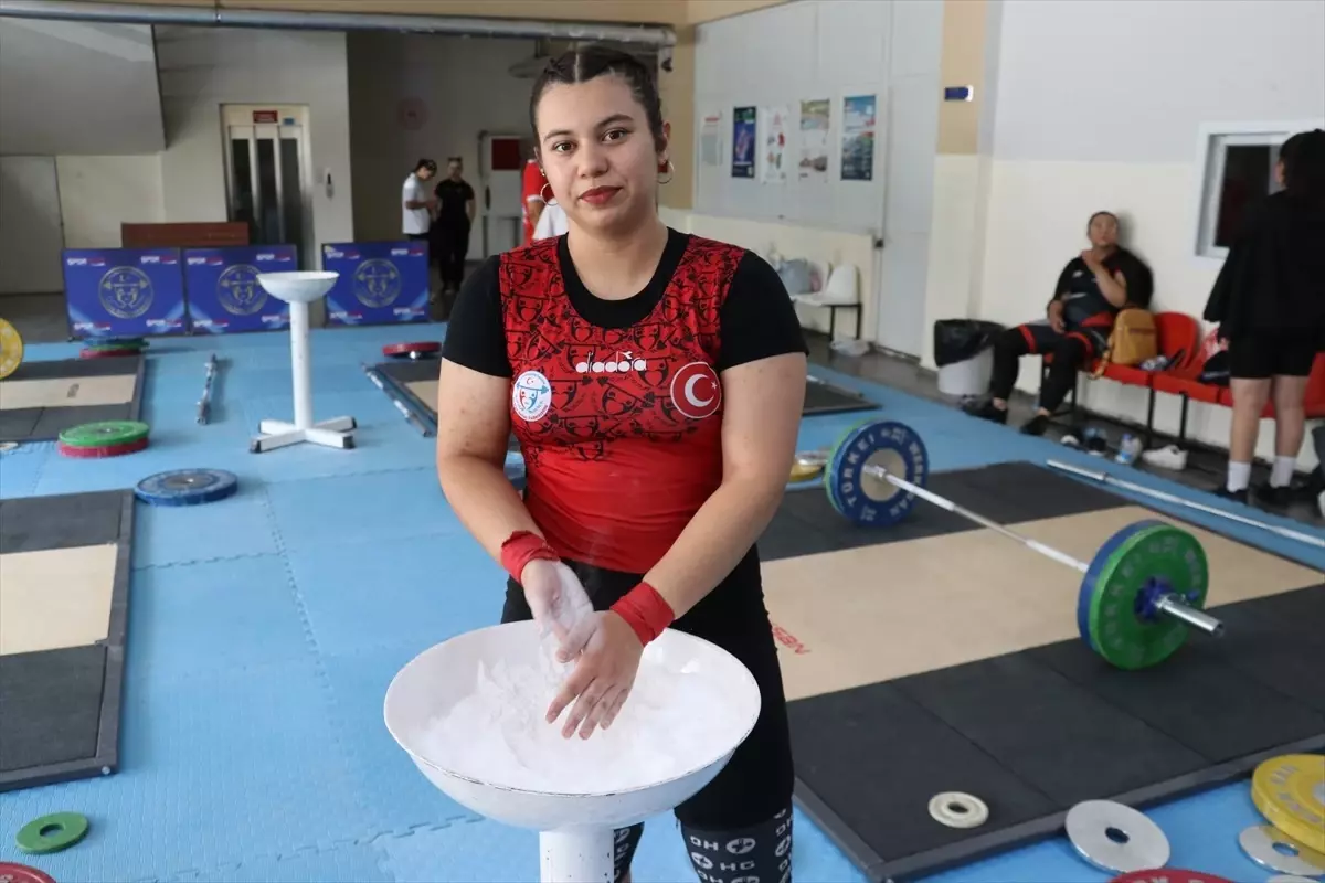 Zeynep Nur Pehlivan, Türkiye Halter Şampiyonası'nda Altın Madalya Kazandı