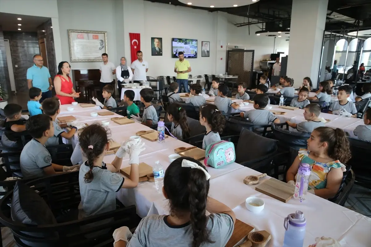 Hatay Gastronomi Evi'nde 1200 Öğrenciye Kömbeyi Öğretildi
