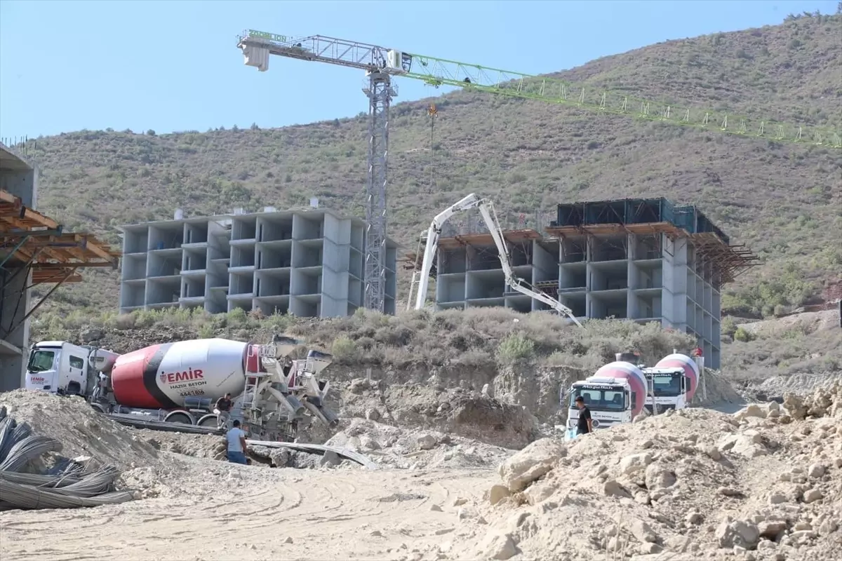 Hatay'da Afet Konutları ve Ticaret Merkezi İnşası Devam Ediyor
