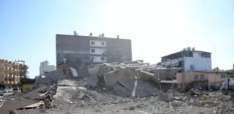 Hatay'da Yıkım Sırasında Operatör Yaralandı