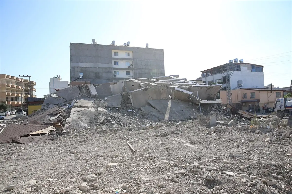 Hatay'da Yıkım Sırasında Operatör Yaralandı