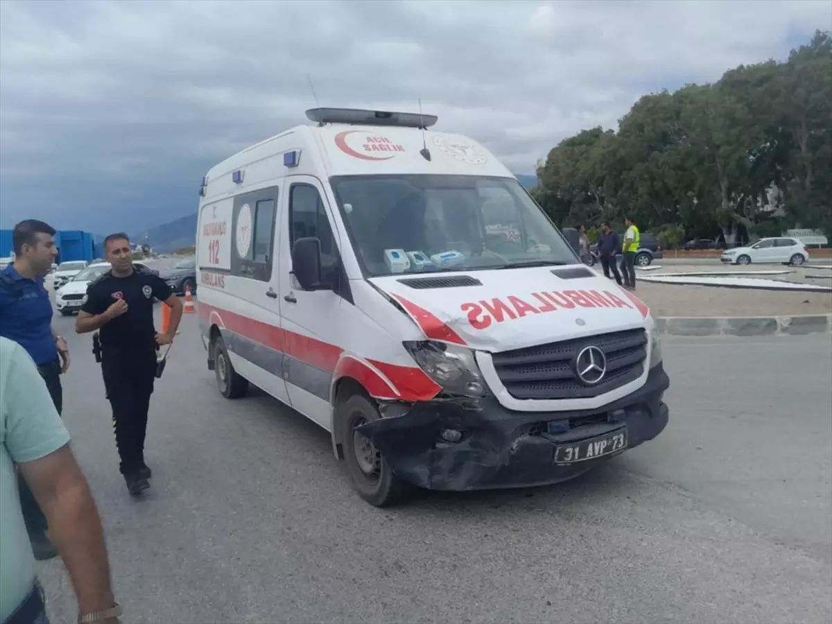 Hatay'da Ambulans ile Otomobil Çarpıştı, Yaralı Yok