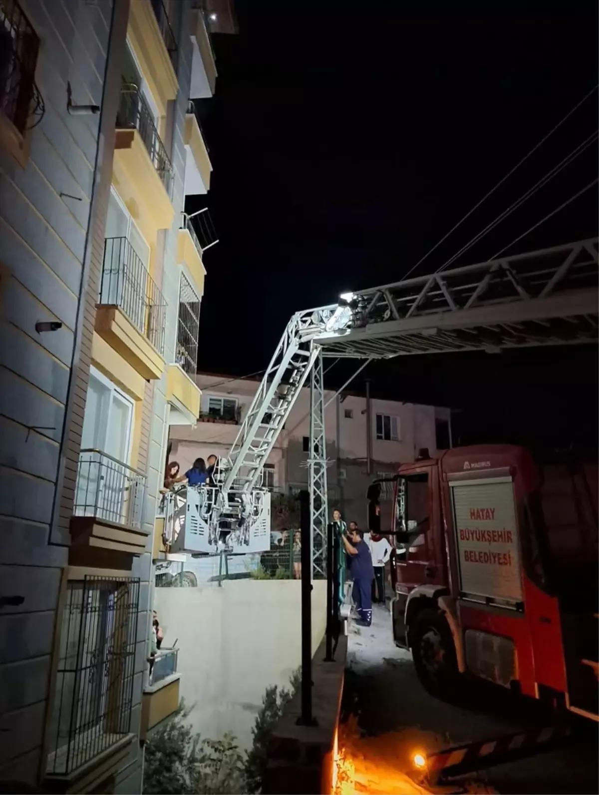 Antakya'da Apartman Yangını: 4 Kişi Dumandan Etkilendi