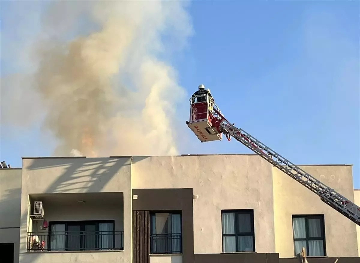 Hatay'ın Kırıkhan İlçesinde 4 Katlı Bina Yangını
