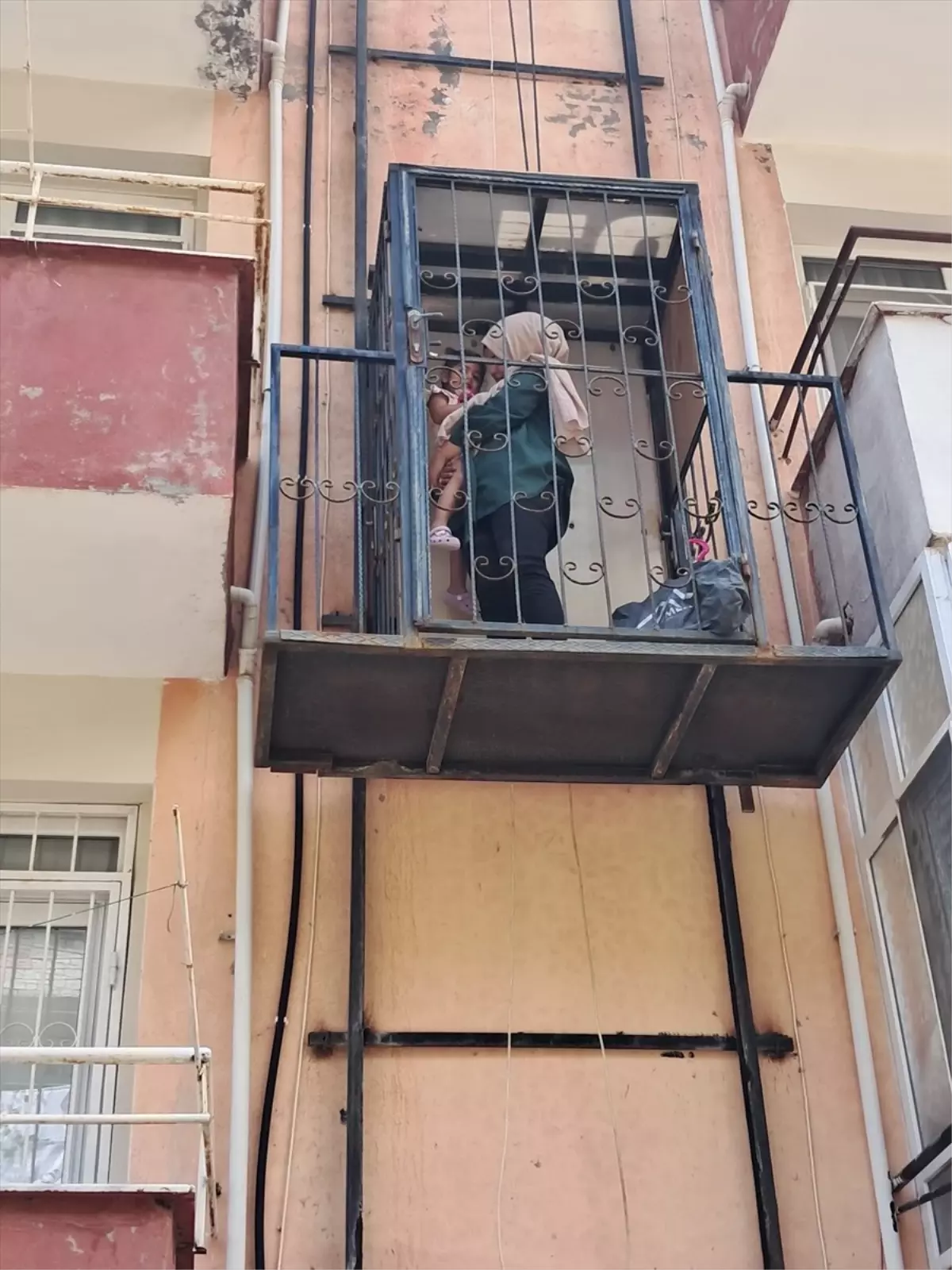 Hatay'da Asansörde Mahsur Kalan Anne ve Kızı Kurtarıldı