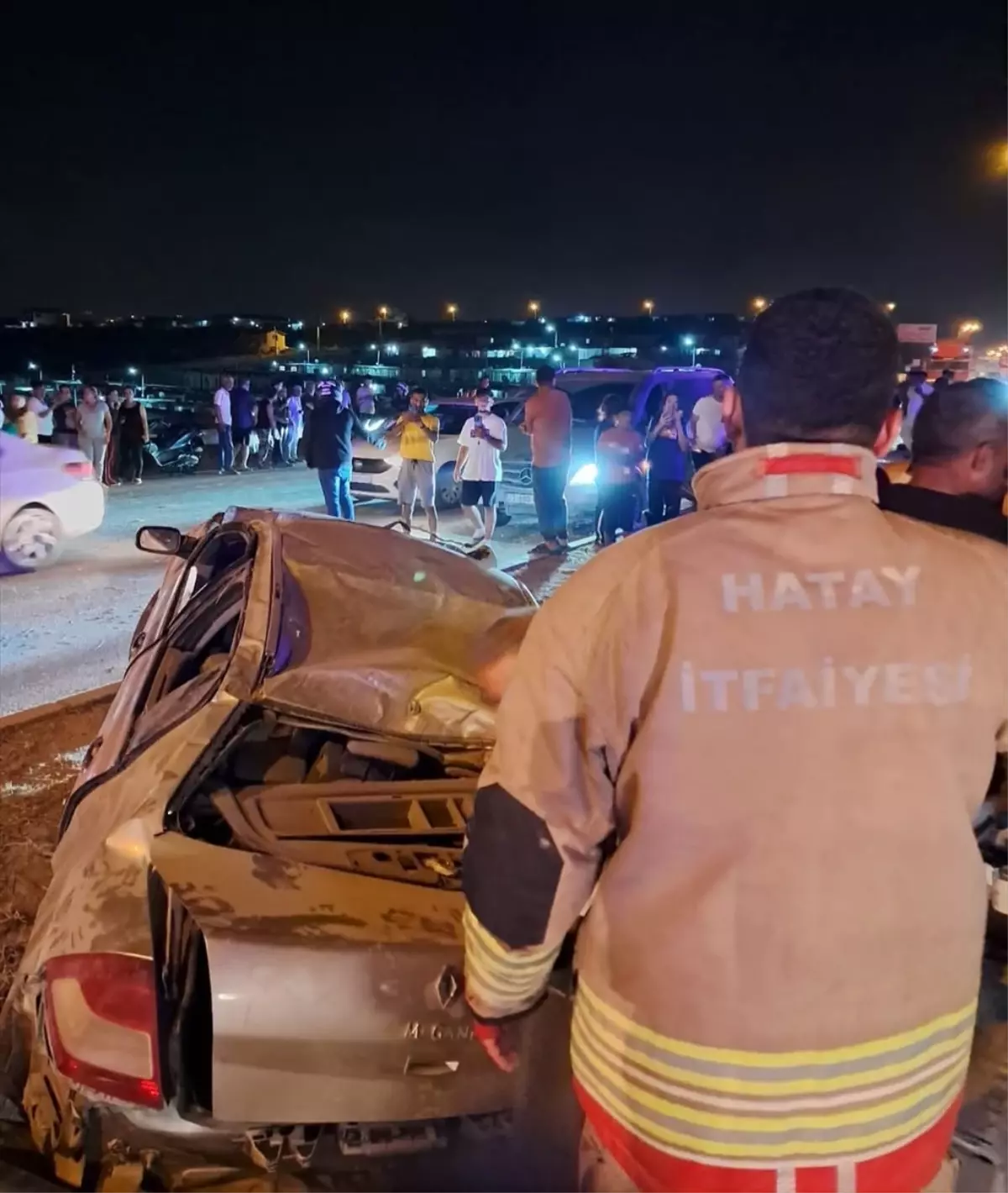 Defne'de Aydınlatma Direğine Çarpan Otomobilde 4 Yaralı