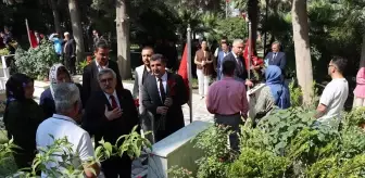 Hatay'da bayram arifesinde şehitlerin ve depremlerde ölenlerin mezarları ziyaret edildi