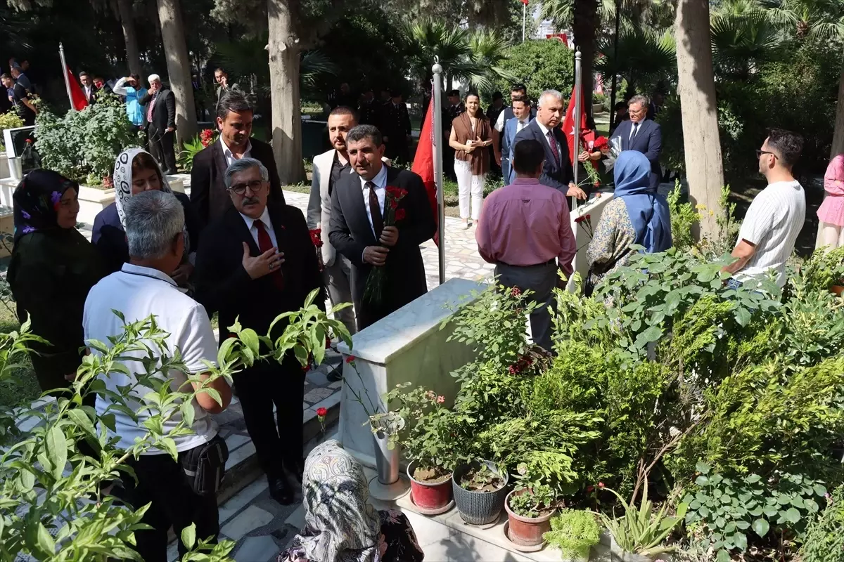 Hatay'da bayram arifesinde şehitlerin ve depremlerde ölenlerin mezarları ziyaret edildi