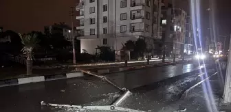 Dörtyol'da Çekici Aydınlatma Direğine Çarptı