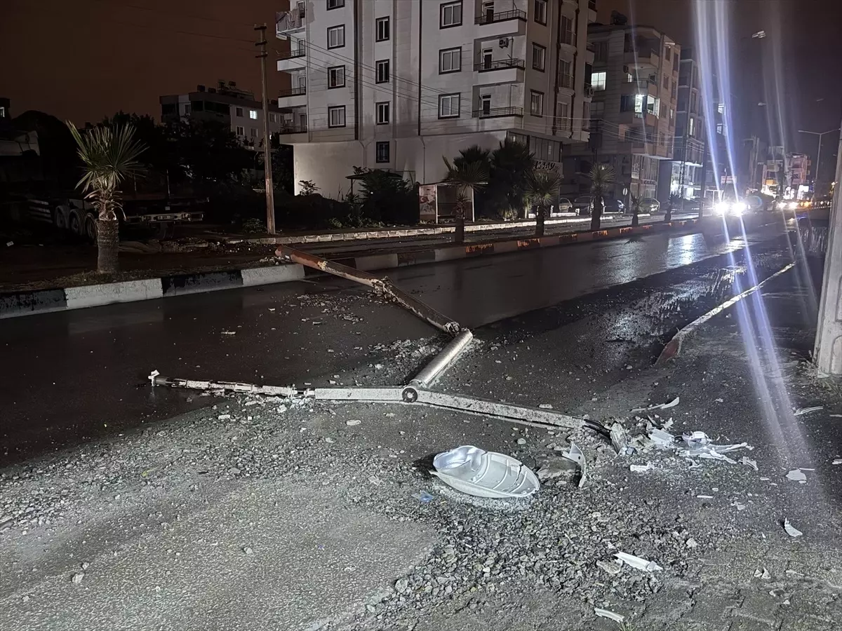 Dörtyol'da Çekici Aydınlatma Direğine Çarptı