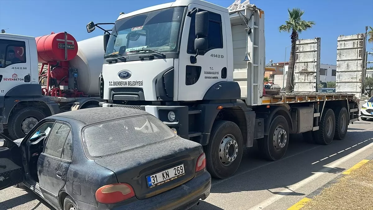 İskenderun'da Çekici ve Otomobil Kazası Güvenlik Kamerasında