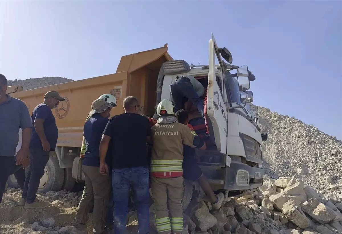 İskenderun'da Hafriyat Kamyonu Devrildi: Sürücü Yaralı