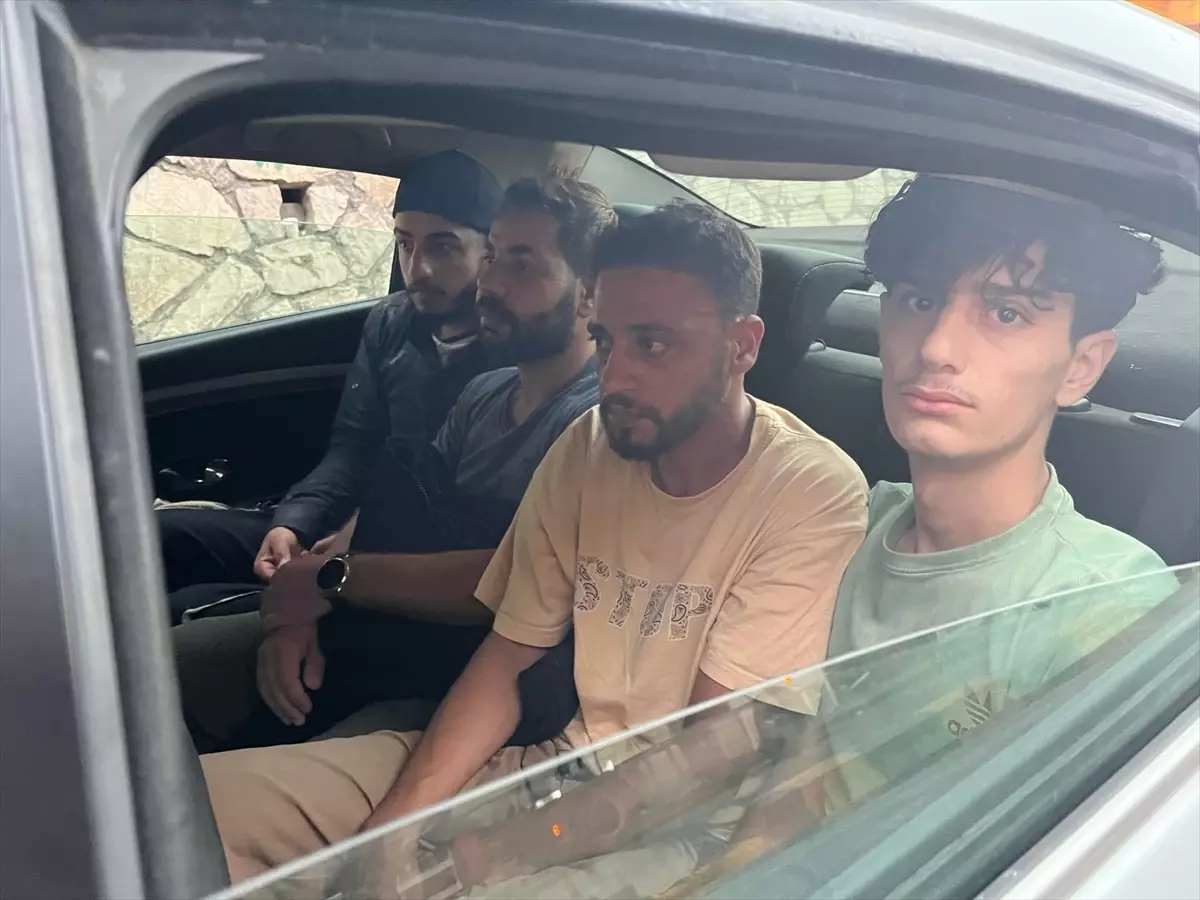 Hatay'da 10 Yasa Dışı Suriye Göçmeni Yakalandı, 3 Kaçakçı Tutuklandı