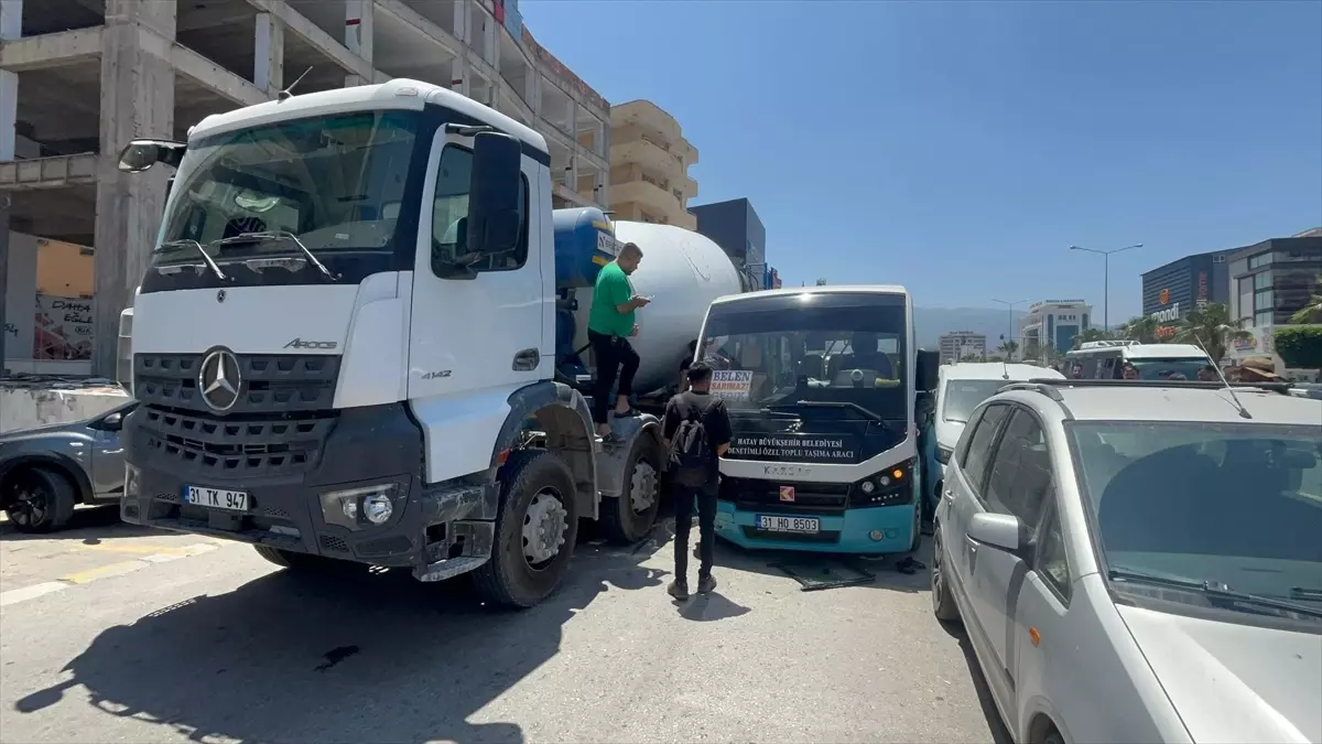 İskenderun'da Motosiklet Sürücüsü Betona Sıkıştı