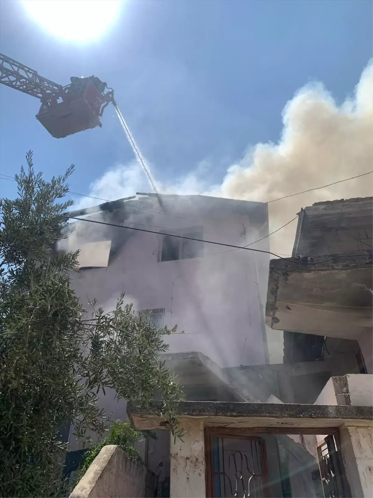 Kırıkhan'da Çatı Katında Yangın: 3 Yaşındaki Çocuk Hastaneye Kaldırıldı