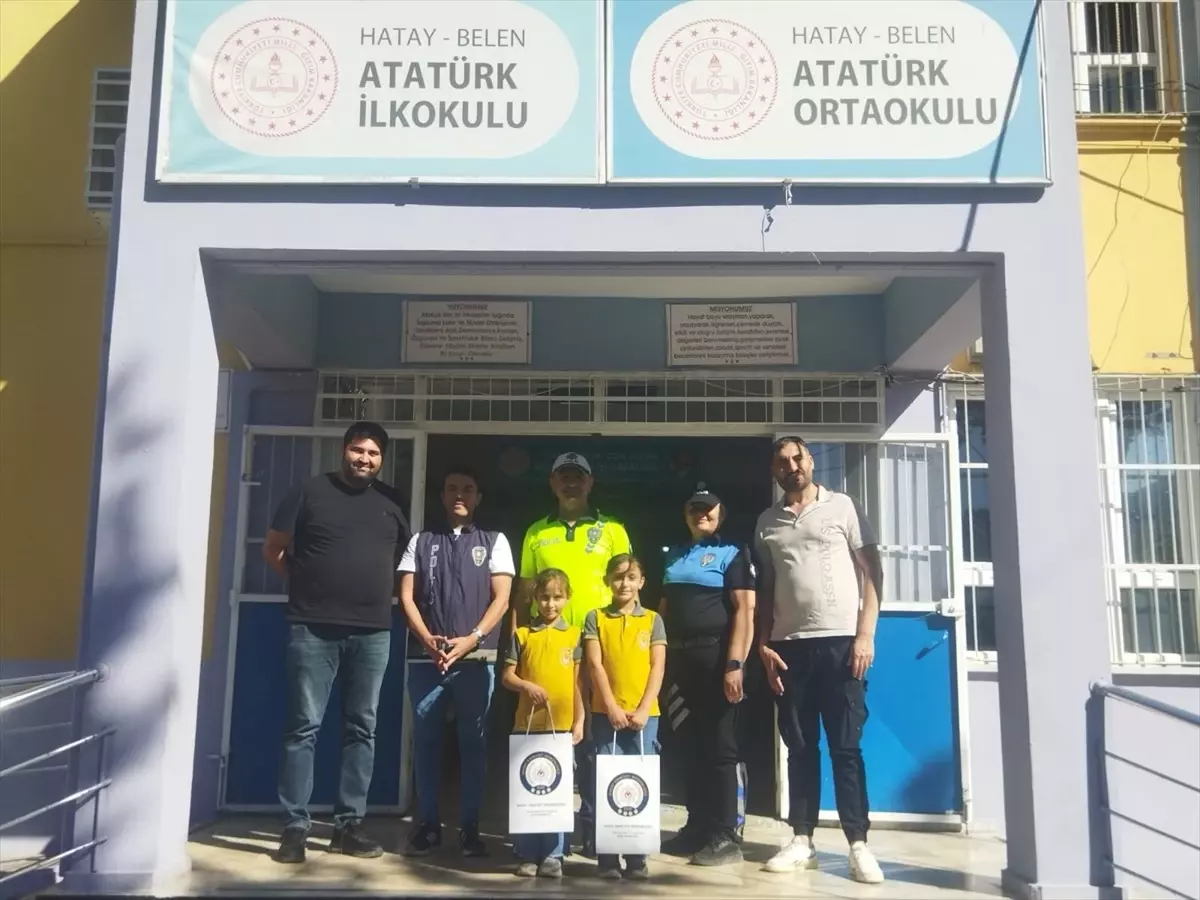 Kız Kardeşler Buldukları Parayı Polise Teslim Etti