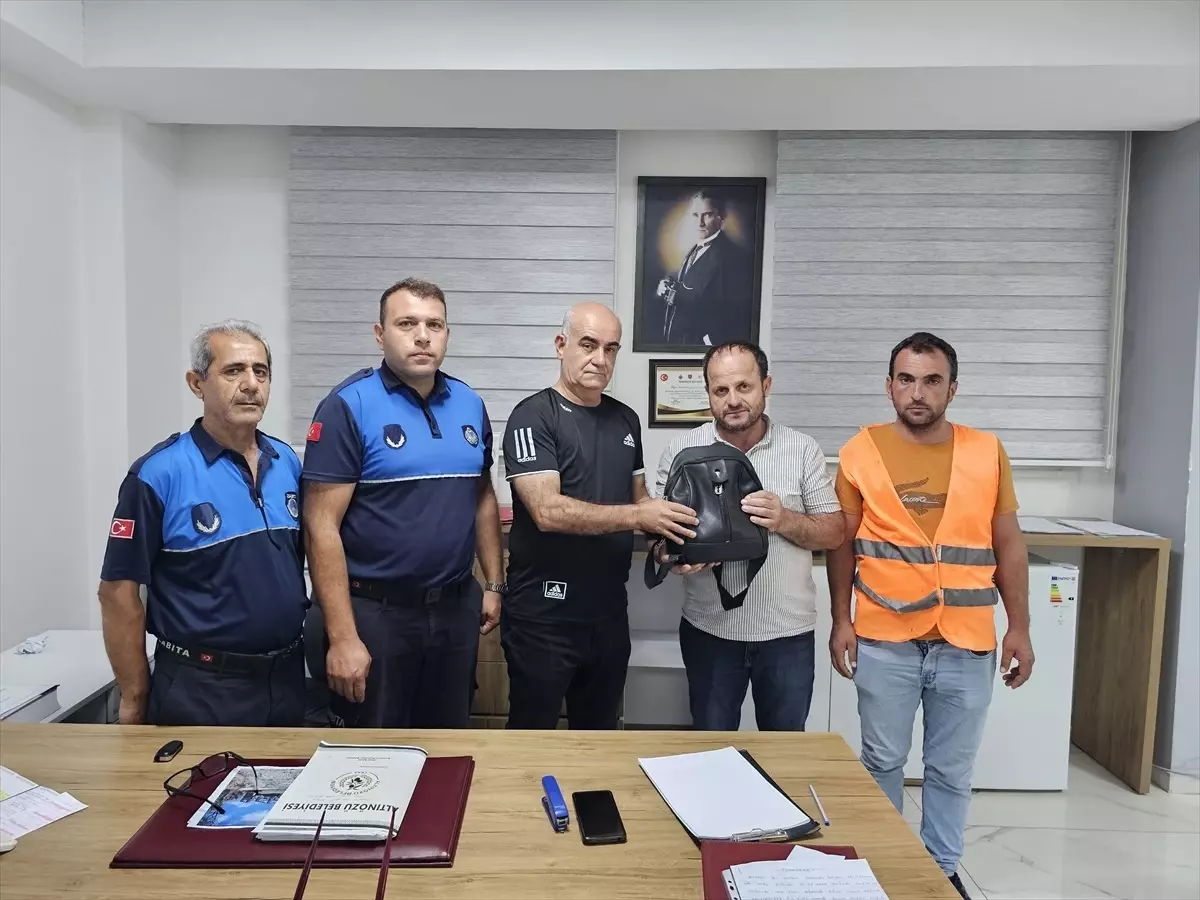 Altınözü'nde Bulunan Çanta Sahibine Ulaştırıldı
