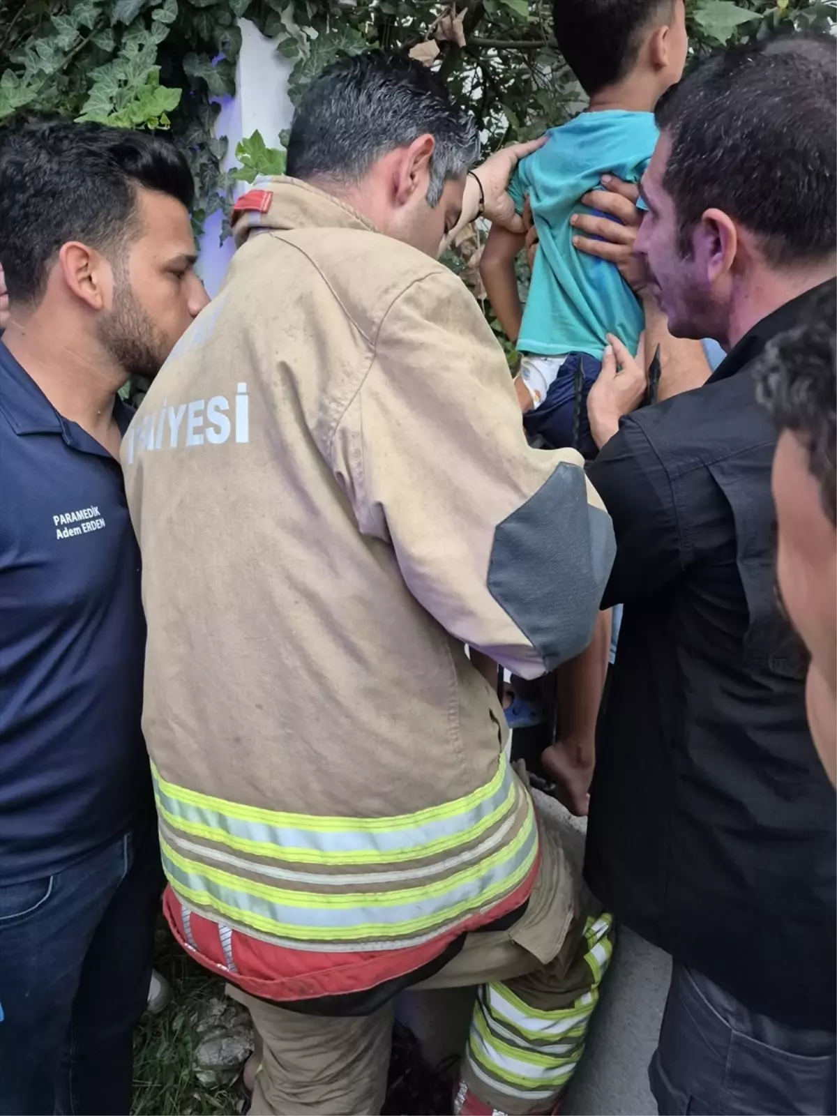 İskenderun'da Demir Korkuluklara Sıkışan Çocuk Kurtarıldı
