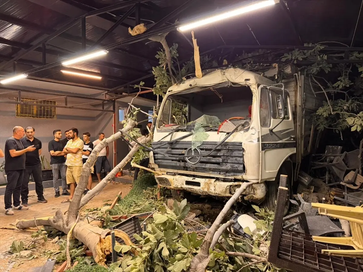 Antakya'da Hurda Yüklü Kamyon Restoran Bahçesine Düştü: 2 Yaralı
