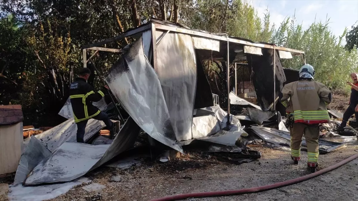 Hatay'da Konteyner Depoda Yangın Çıktı