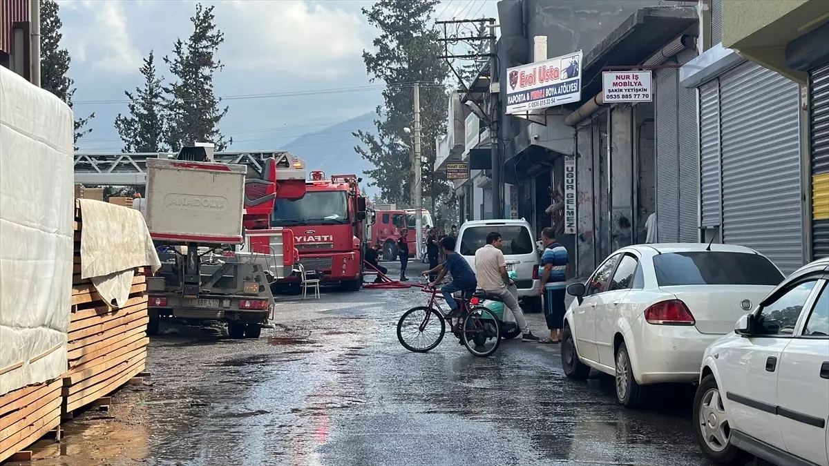 İskenderun'da Mobilya Atölyesinde Yangın Çıktı