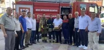 İskenderun'da Muhtarlardan İtfaiye Ekiplerine Sürpriz Pasta İkramı